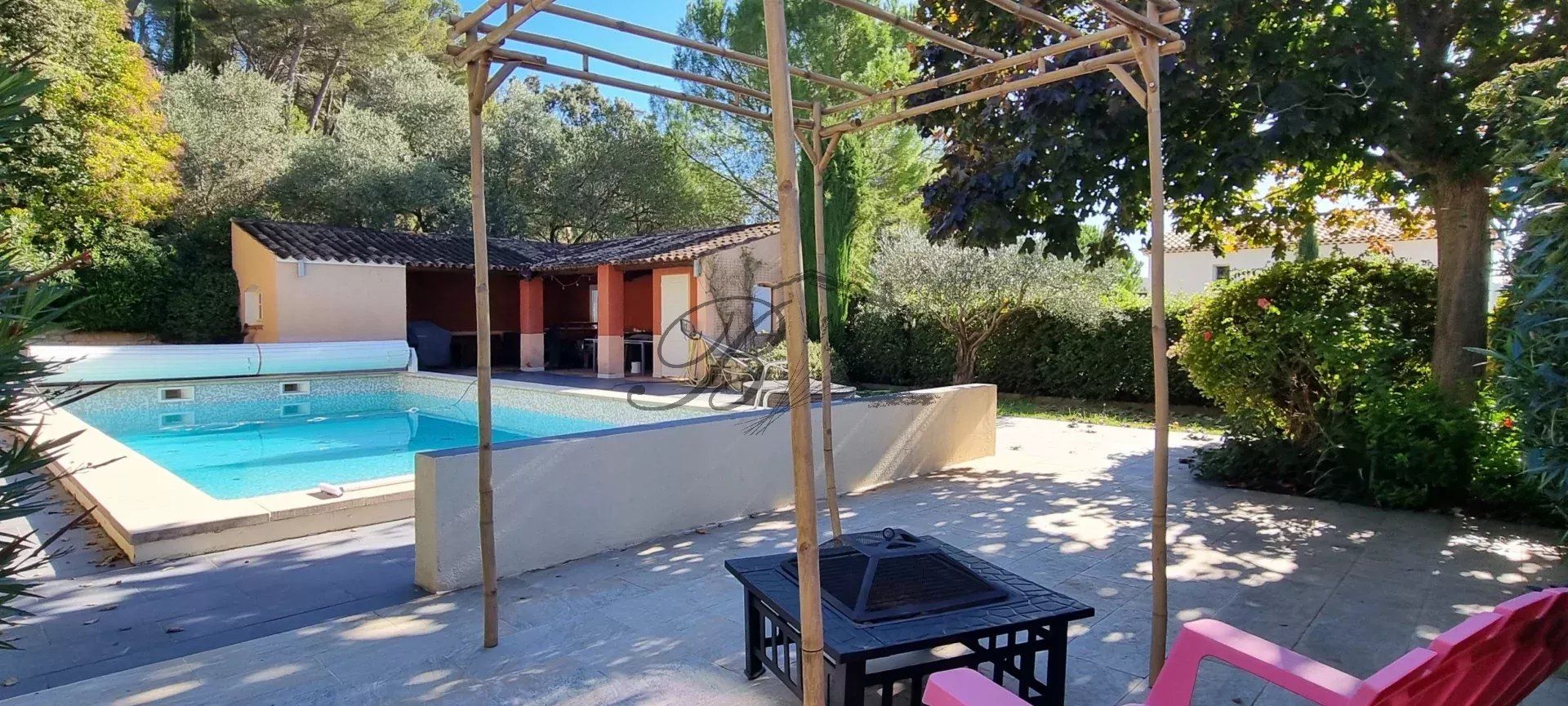 Vente villa avec vue et dépendances, 84120 La Bastidonne.