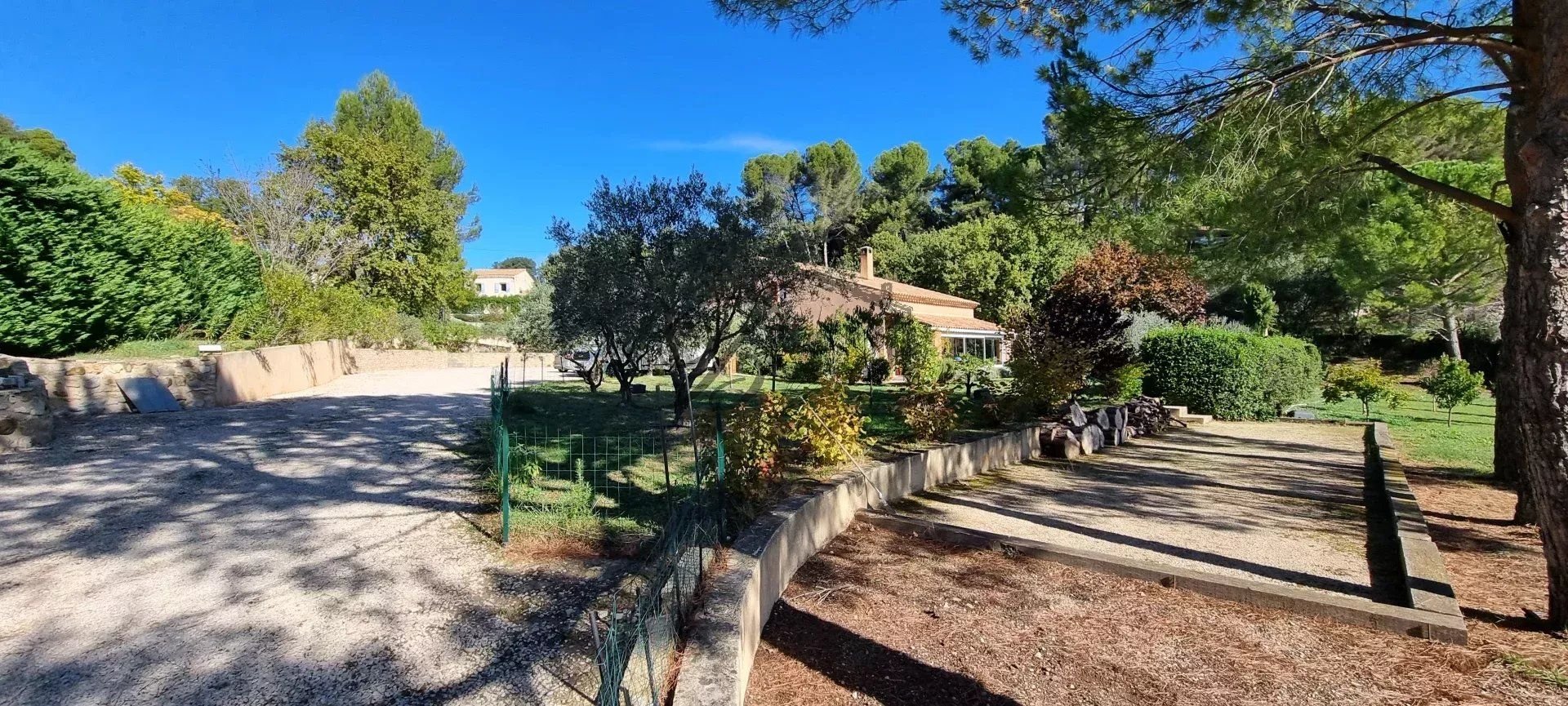 Vente villa avec vue et dépendances, 84120 La Bastidonne.