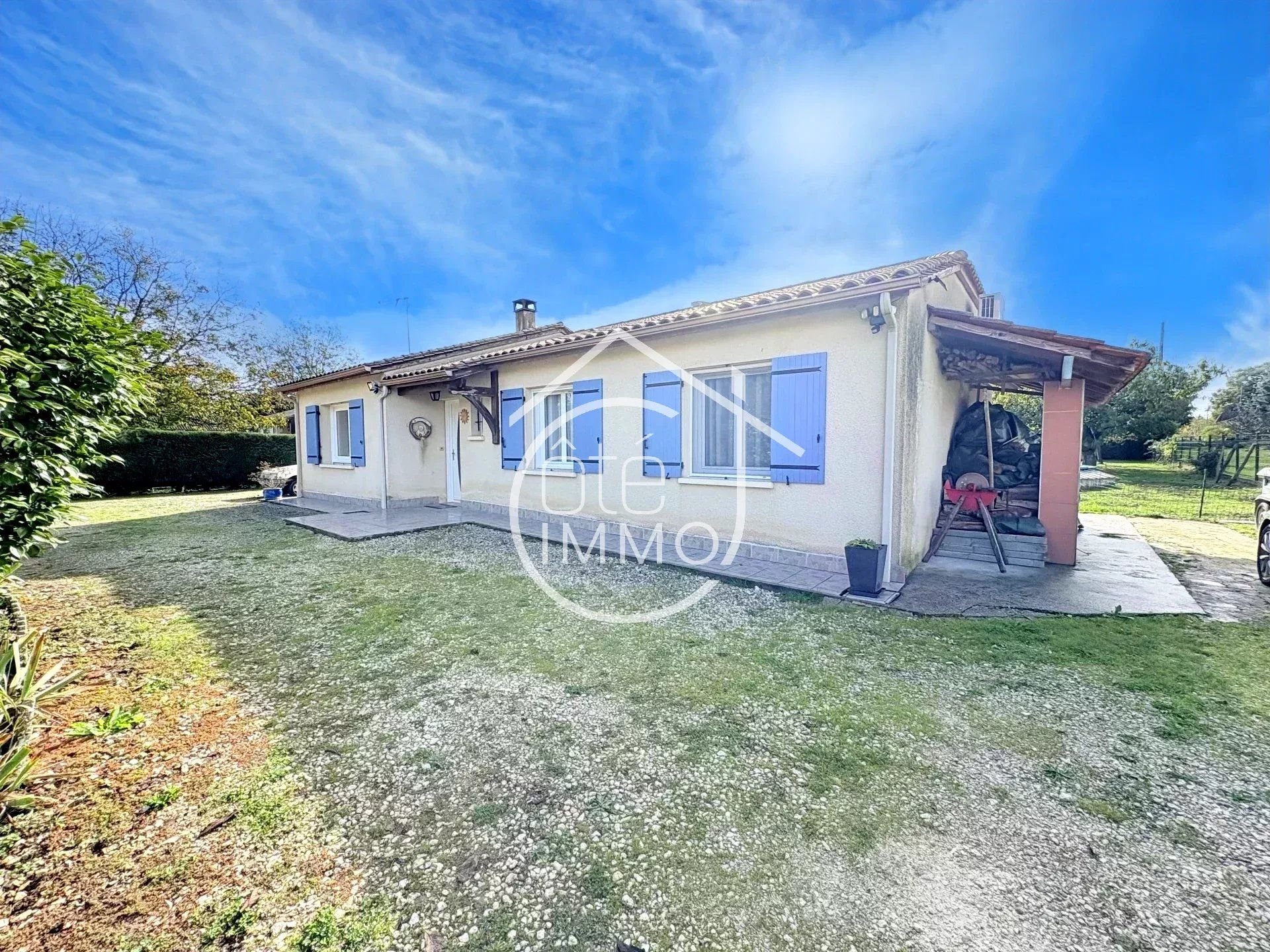 LAMONZIE SAINT MARTIN : Charmante maison de plain-pied 6 pièces de 144m² avec studio attenant