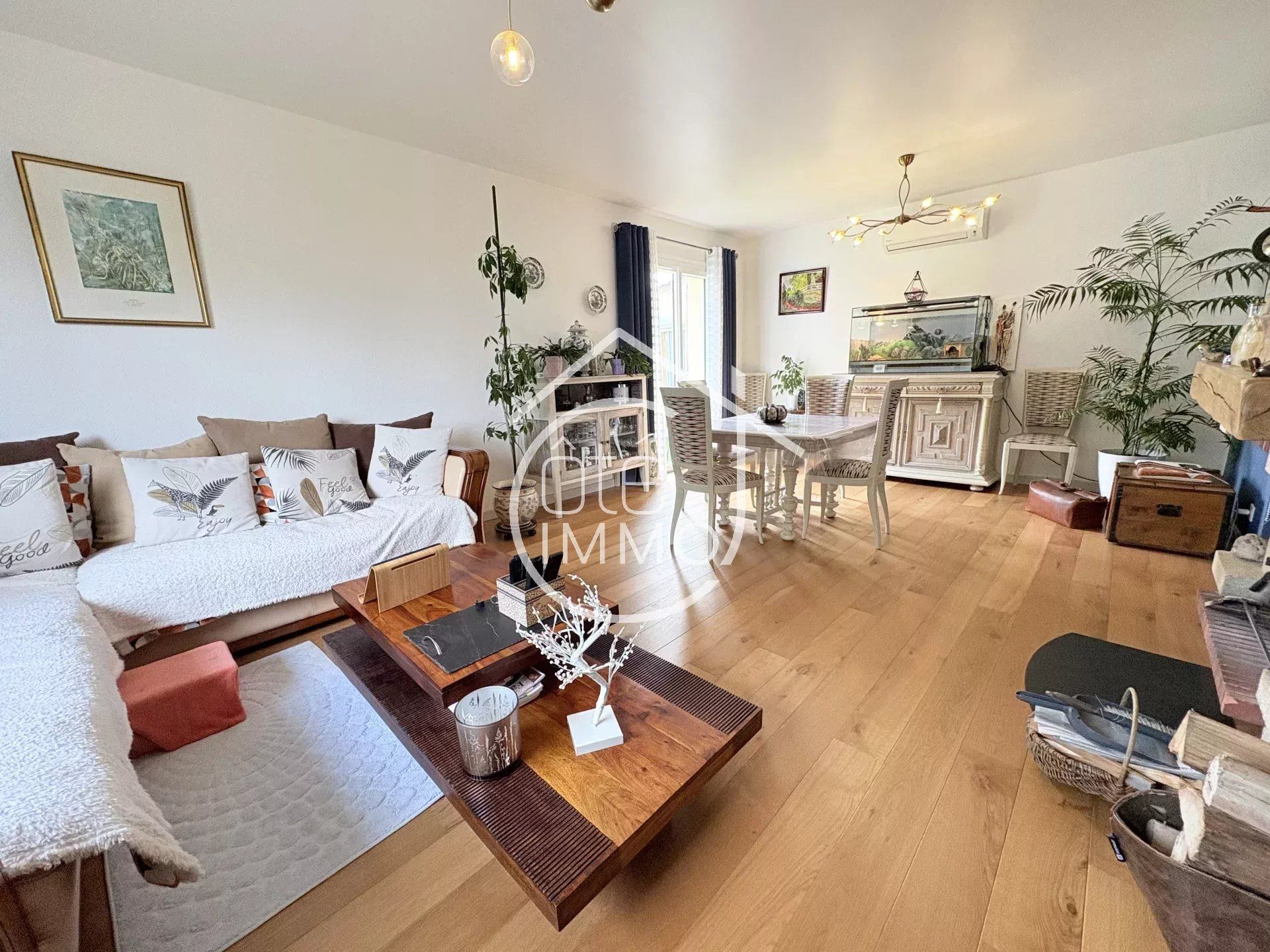 LAMONZIE SAINT MARTIN : Charmante maison de plain-pied 6 pièces de 144m² avec studio attenant