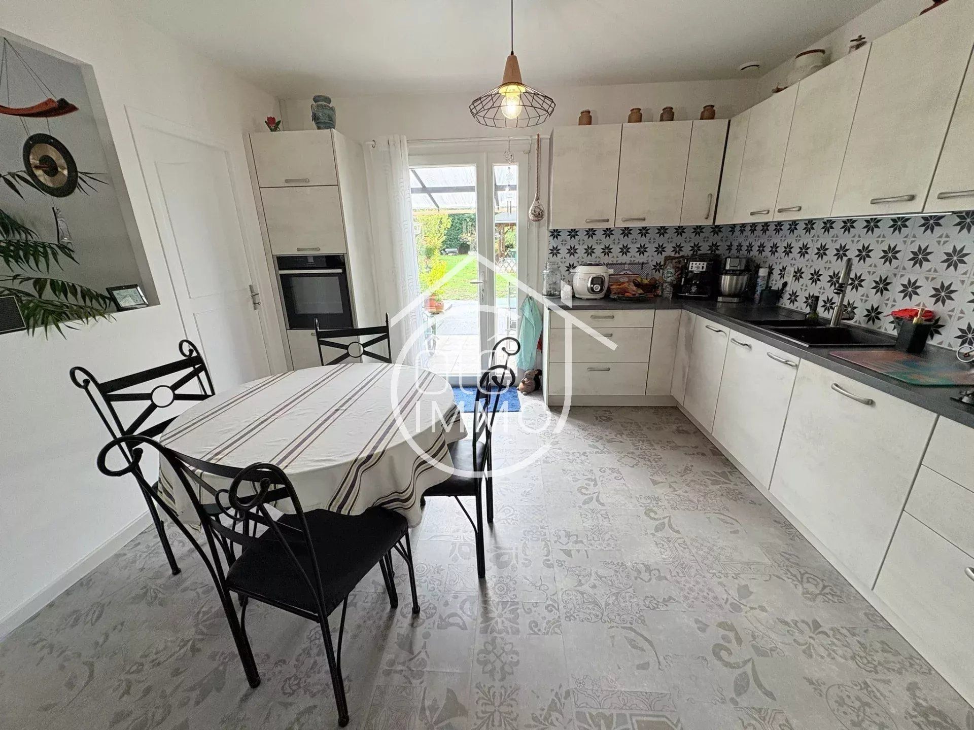 LAMONZIE SAINT MARTIN : Charmante maison de plain-pied 6 pièces de 144m² avec studio attenant
