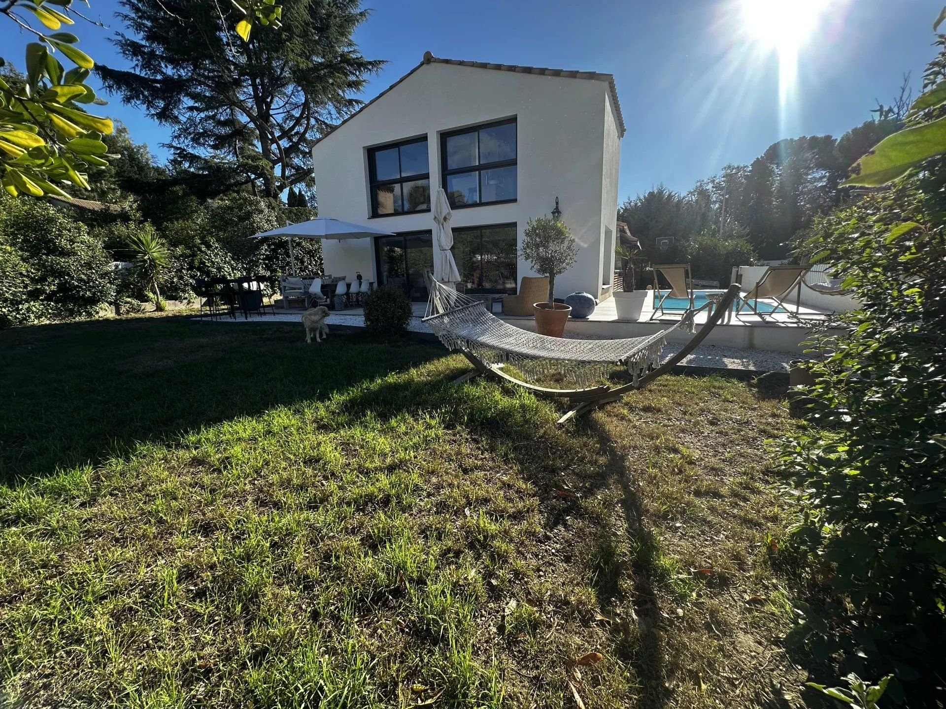 Vaste villa familiale 157 m² – 4 chambres – Rénovation premium 2022 – Terrain 740 m² avec piscine