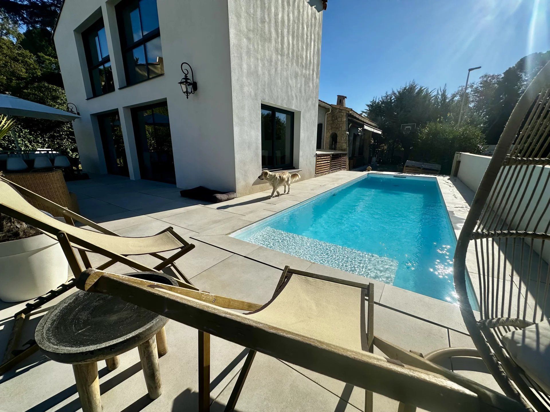 Vaste villa familiale 157 m² – 4 chambres – Rénovation premium 2022 – Terrain 740 m² avec piscine