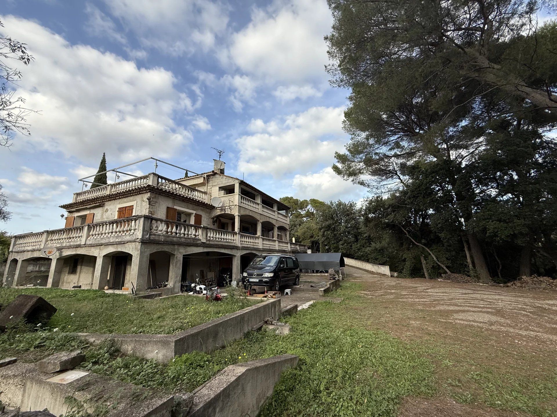 Grande Propriété avec Potentiel de Division en Trois Parcelles