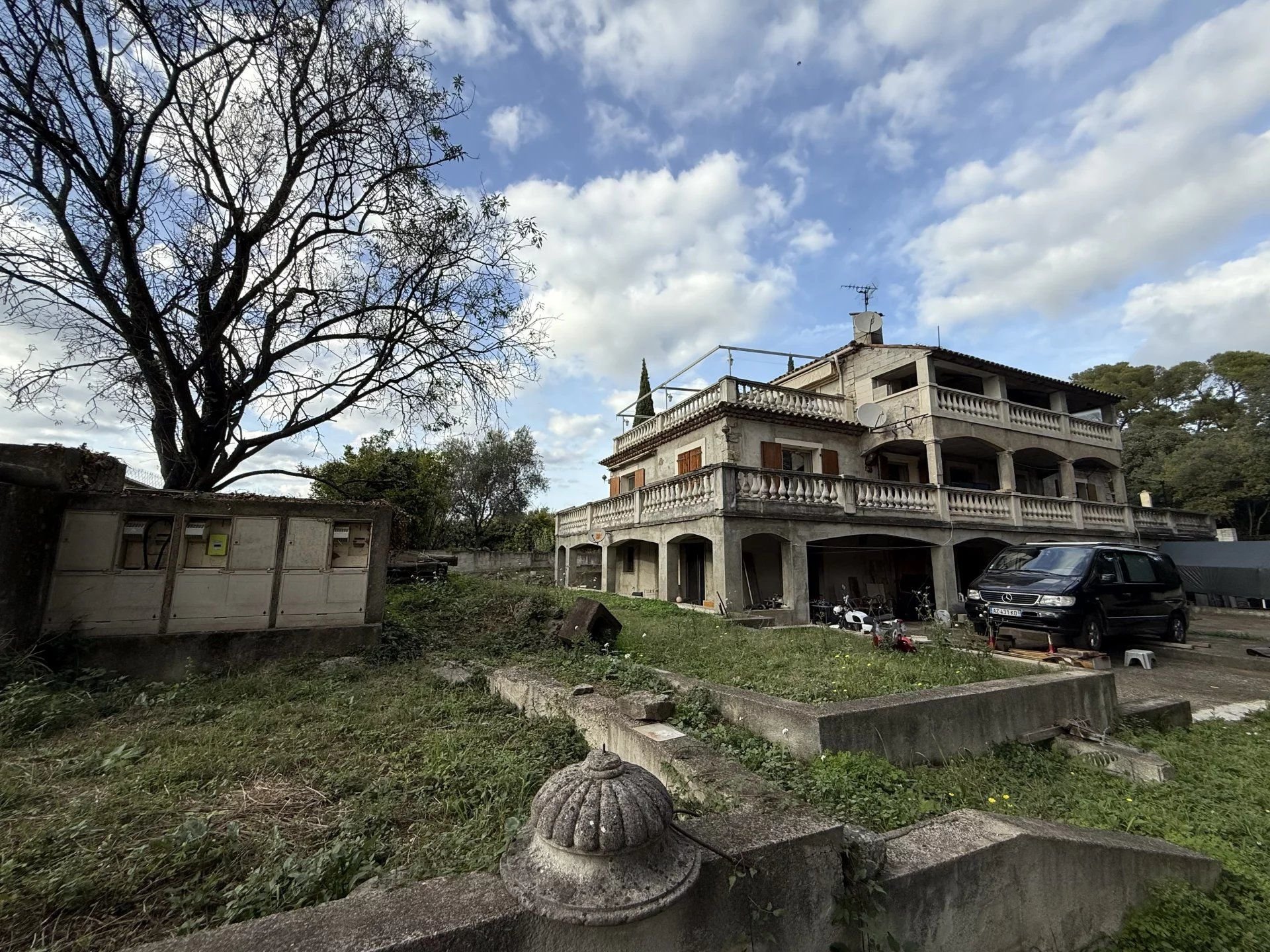 Grande Propriété avec Potentiel de Division en Trois Parcelles