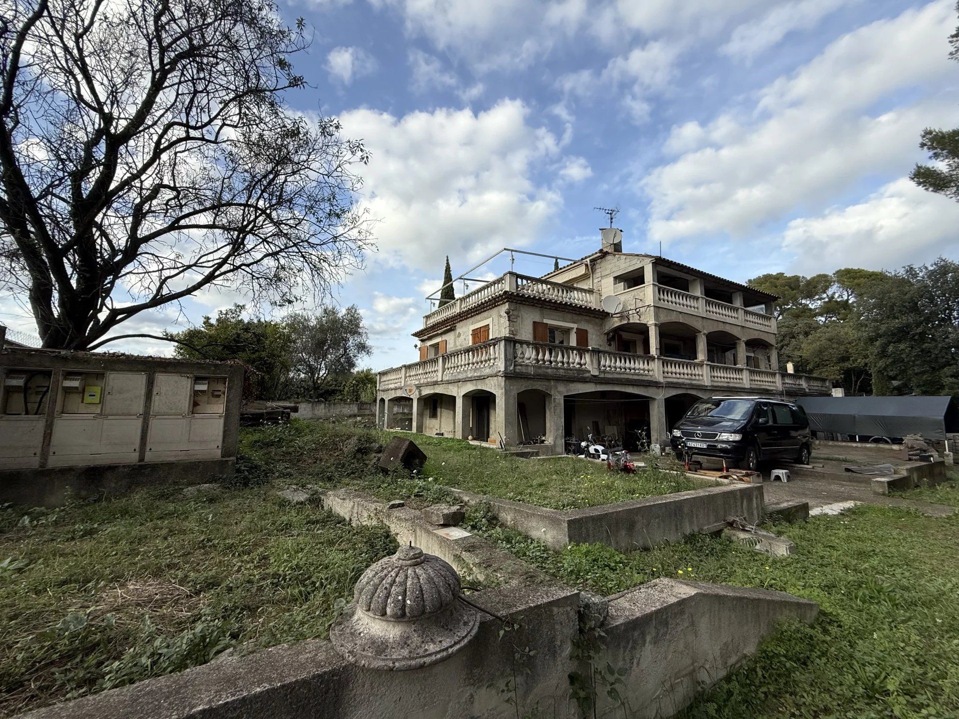 Grande Propriété avec Potentiel de Division en Trois Parcelles