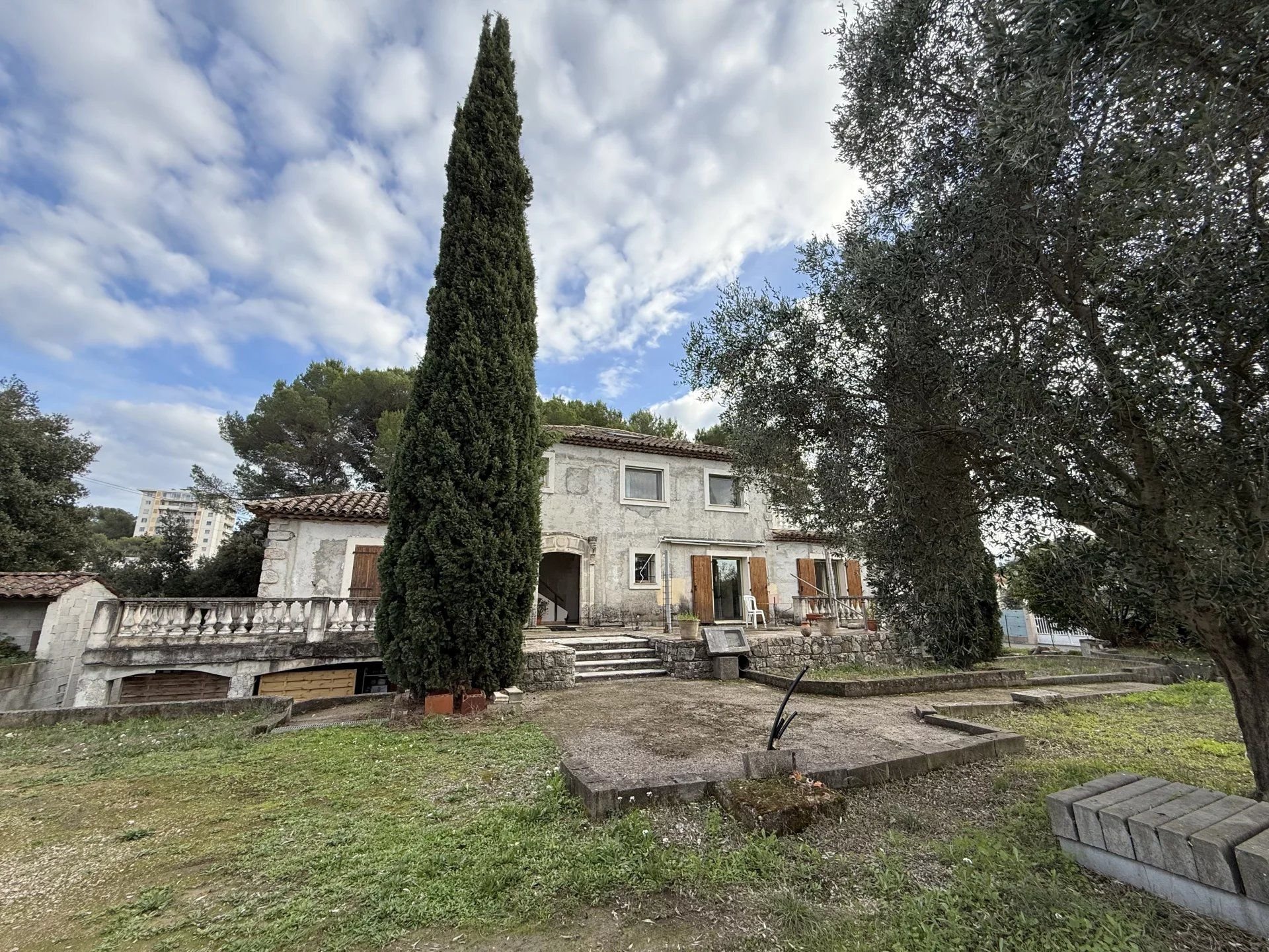 Grande Propriété avec Potentiel de Division en Trois Parcelles