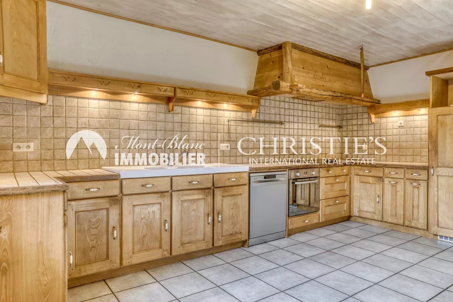 Authentique ferme à rénover – Terrain constructible et vue dégagée