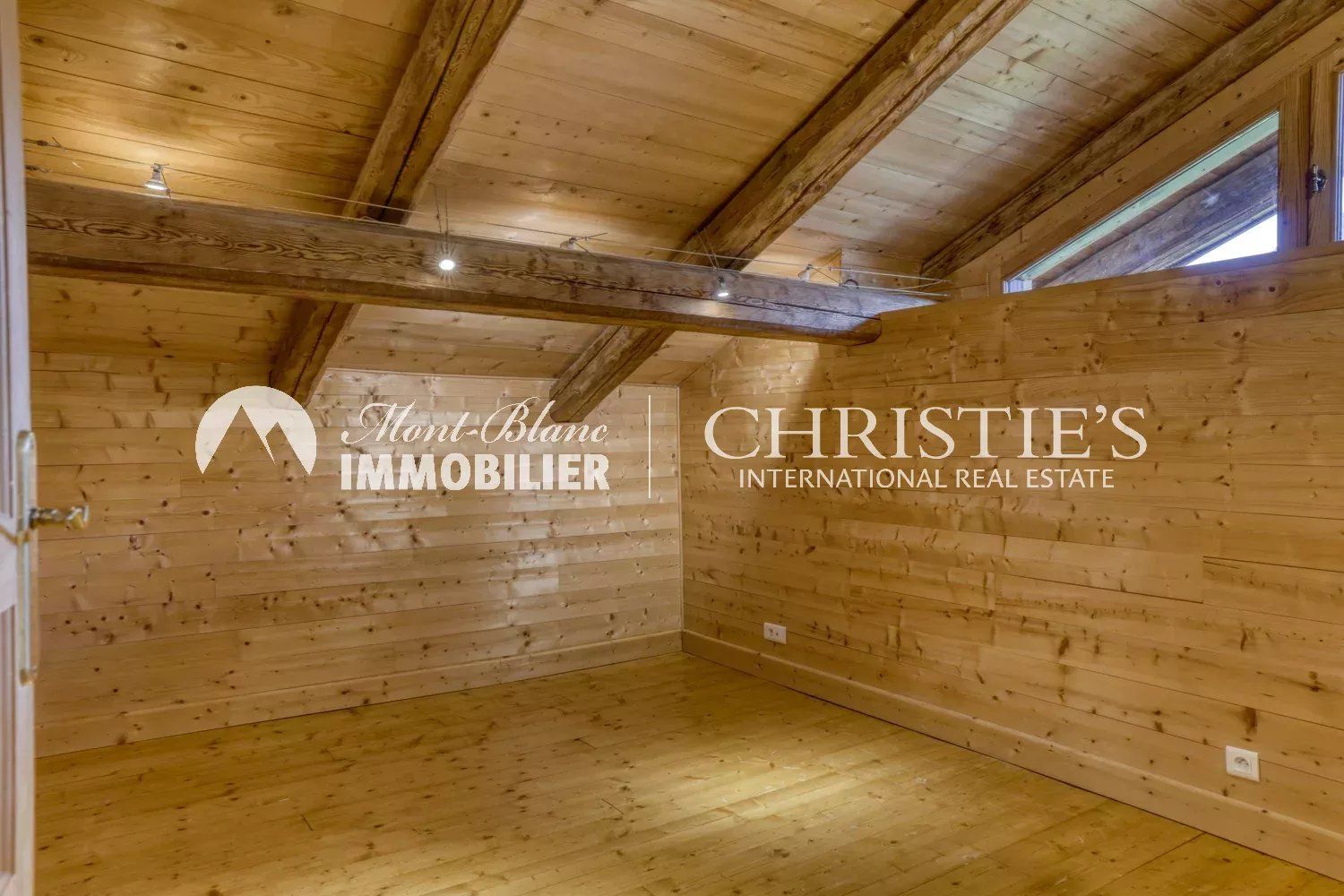 Authentique ferme à rénover – Terrain constructible et vue dégagée