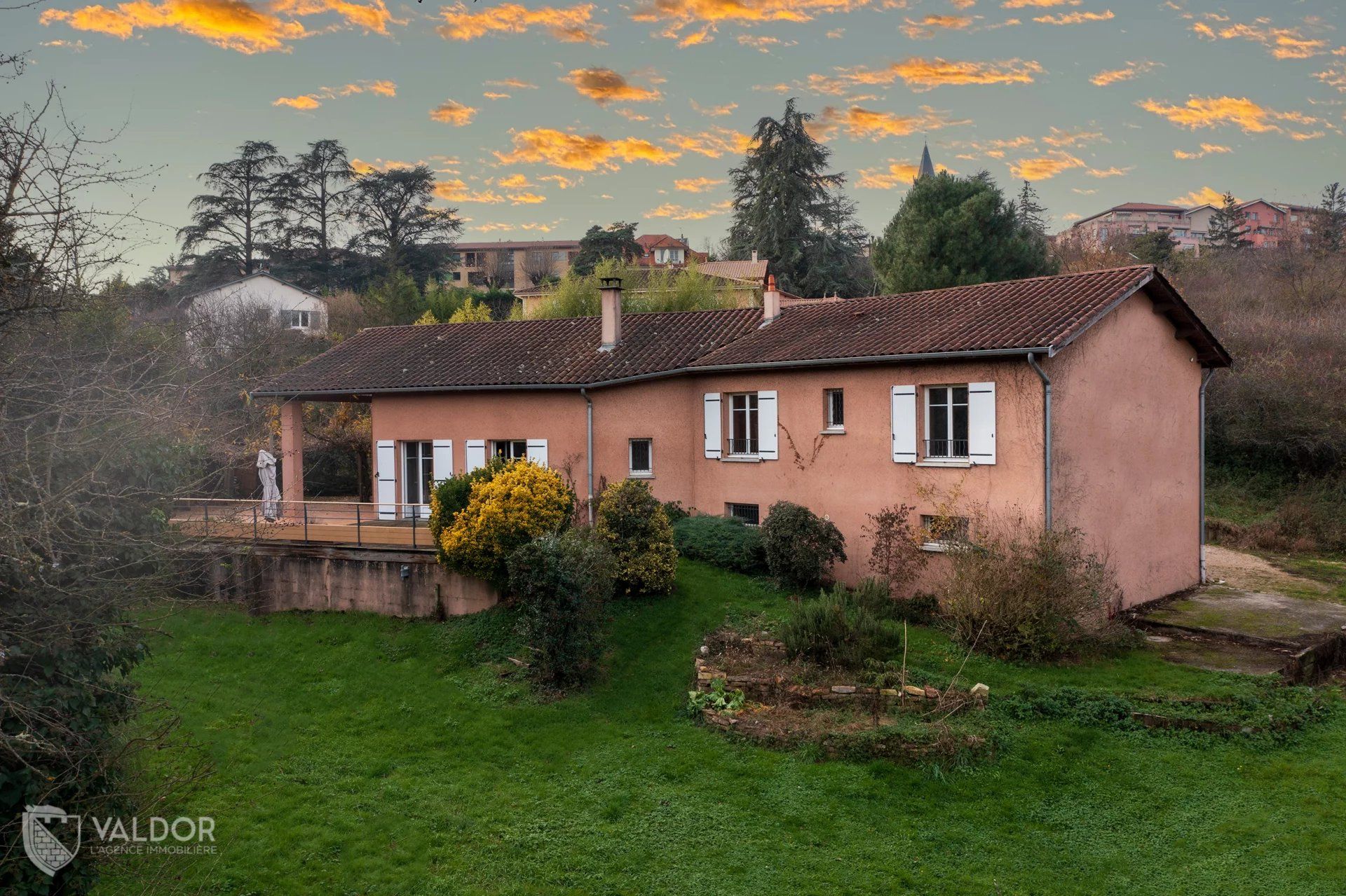 Belle propriété au centre de Dardilly -  238m2 - grand terrain - calme et nature