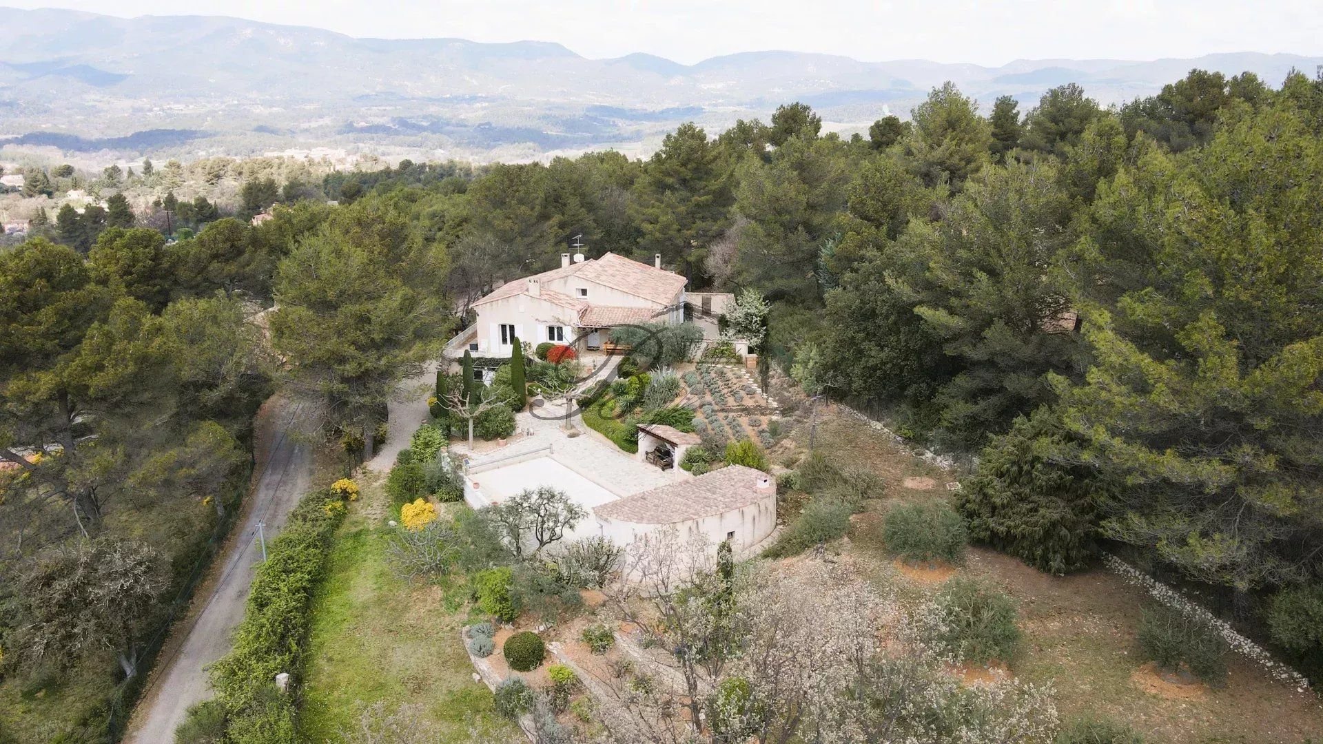 Villa de 225 m² avec piscine à Grambois sur 3200 m².