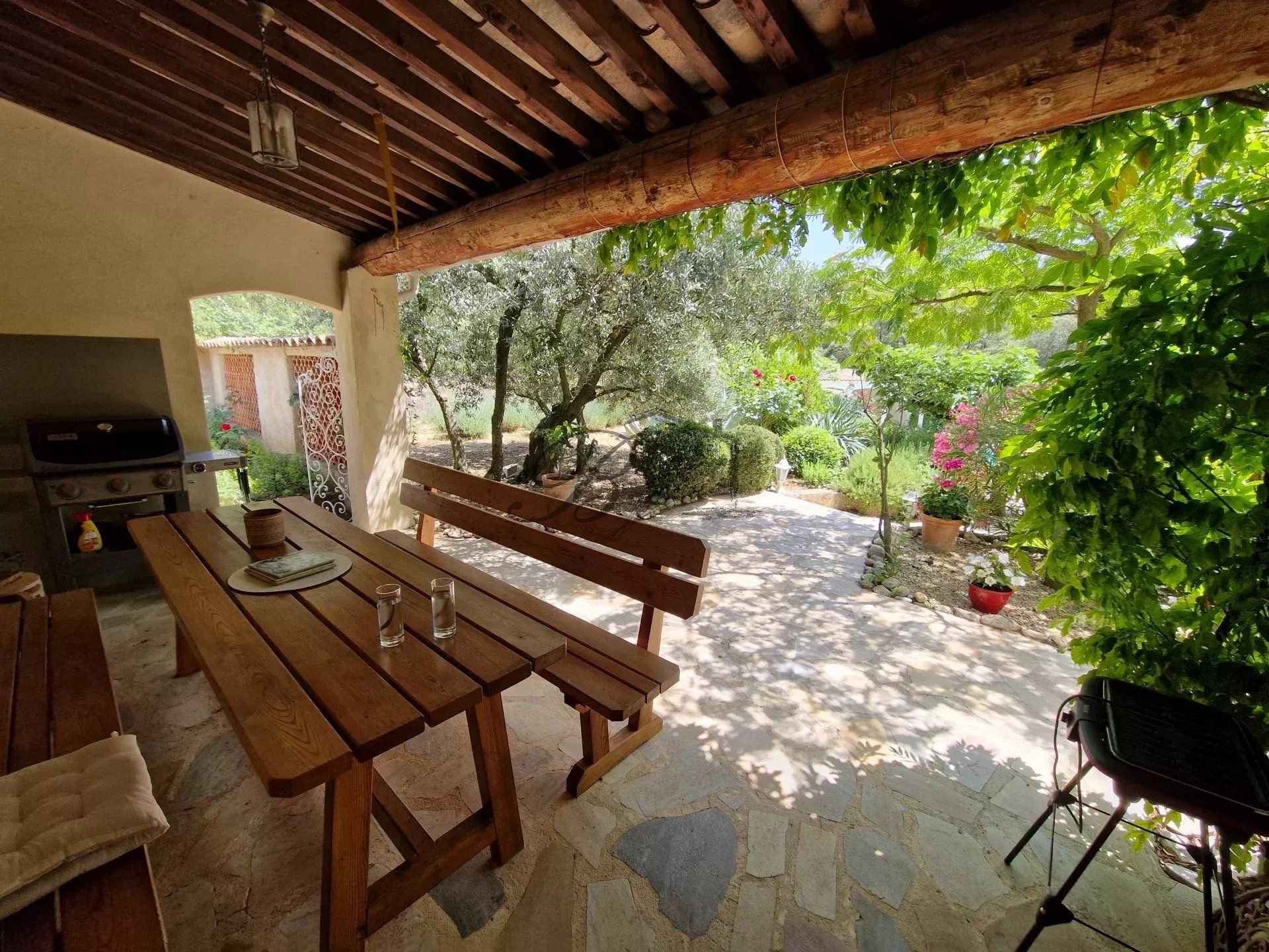 Villa de 225 m² avec piscine à Grambois sur 3200 m².