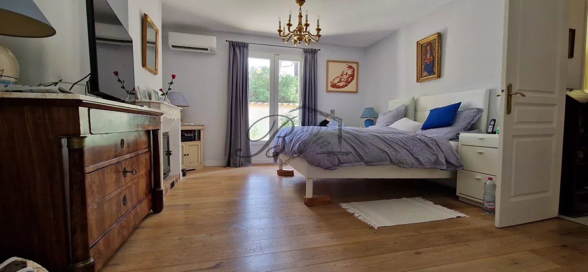 Villa de 225 m² avec piscine à Grambois sur 3200 m².