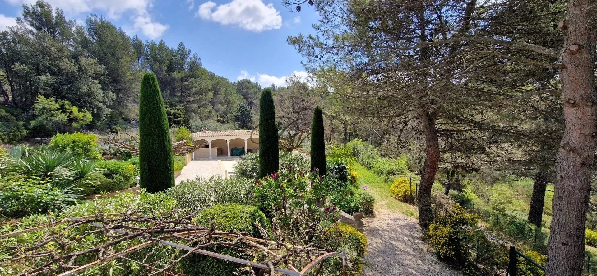 Villa de 225 m² avec piscine à Grambois sur 3200 m².