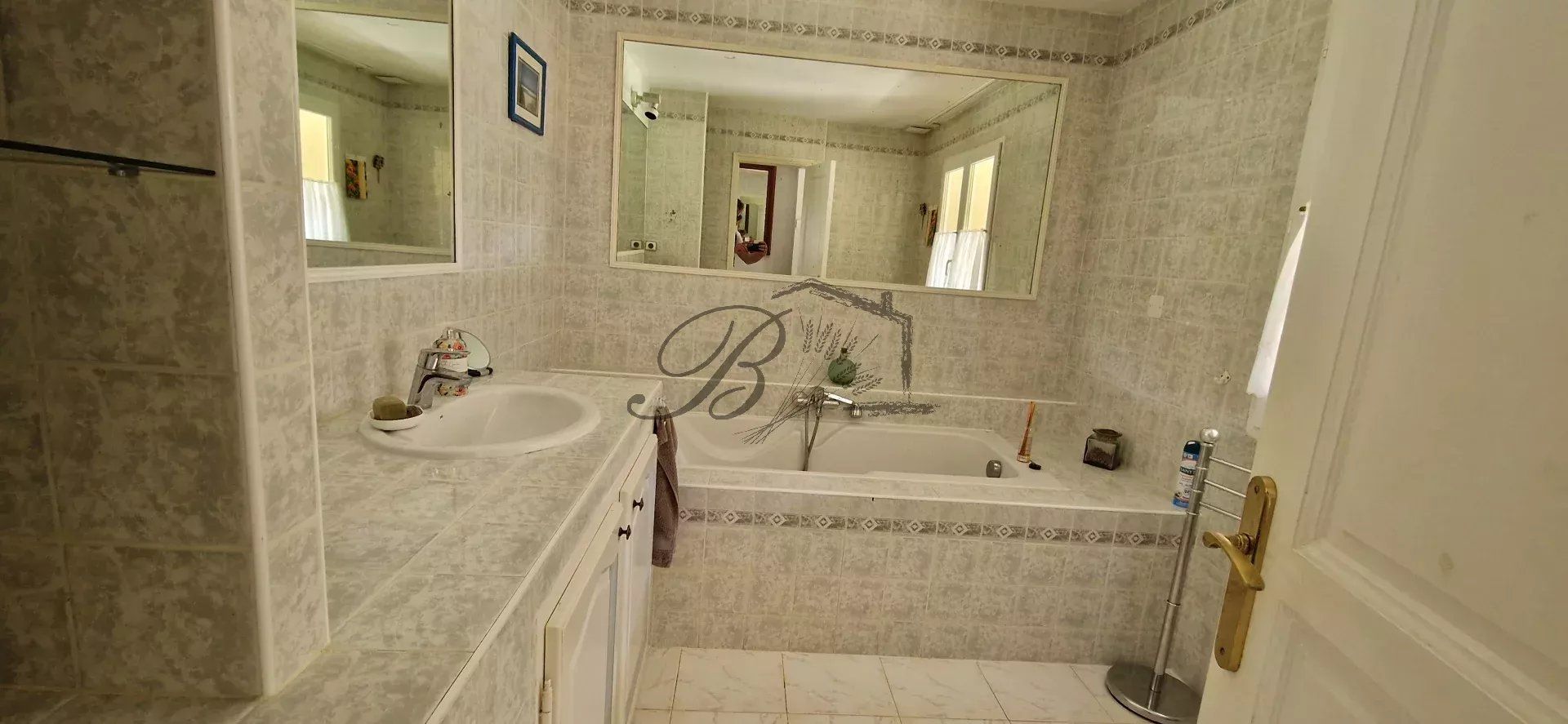 Villa de 225 m² avec piscine à Grambois sur 3200 m².