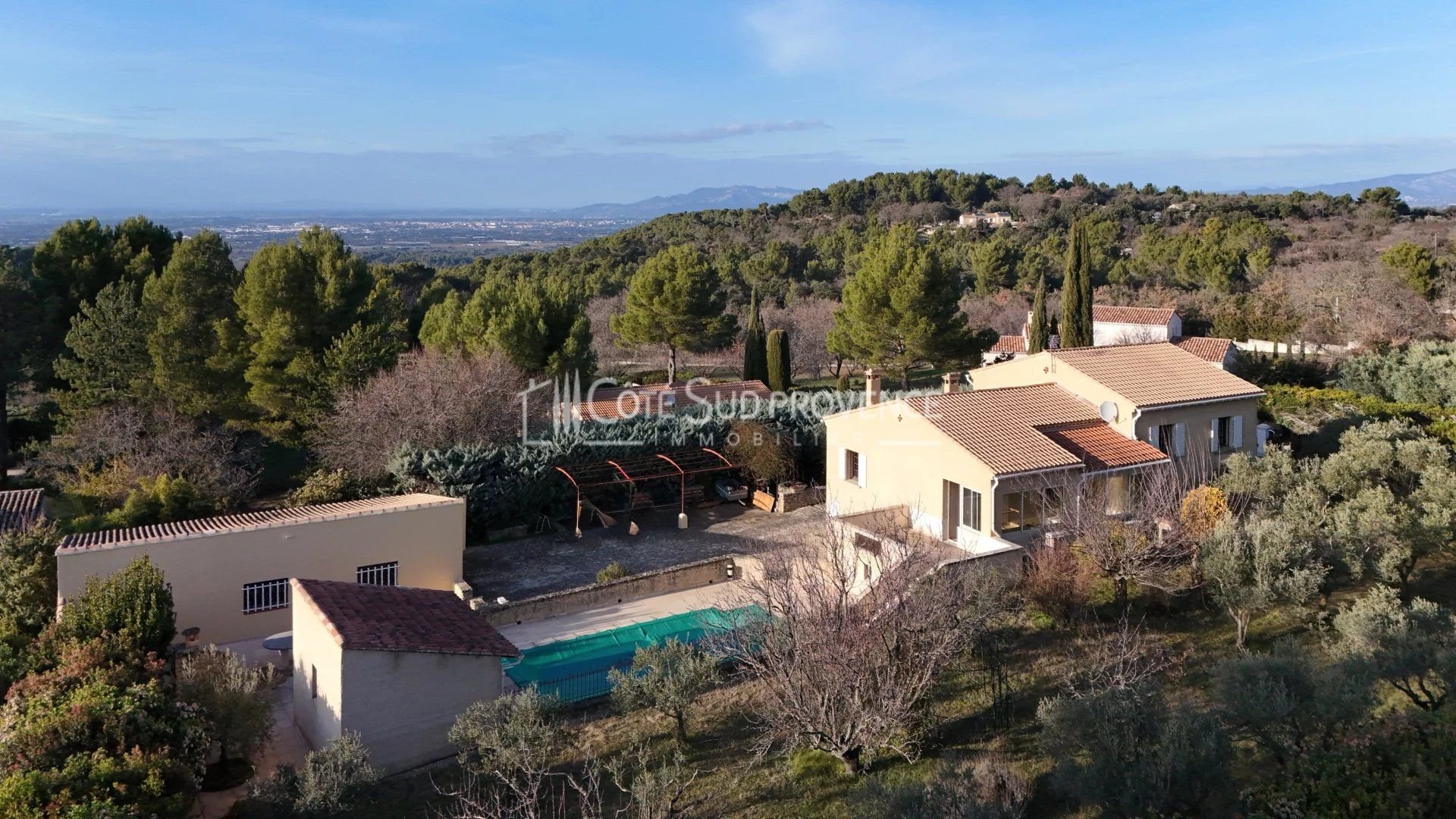 VILLA PISCINE GARAGE LA ROQUE SUR PERNES