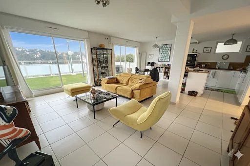 Nîmes, Route d'Uzès district, 90m2 apartment, 2 bedrooms, 30m2 terrace with view, garage, elevator, pool