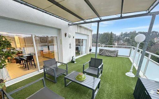 Nîmes, Route d'Uzès district, 90m2 apartment, 2 bedrooms, 30m2 terrace with view, garage, elevator, pool