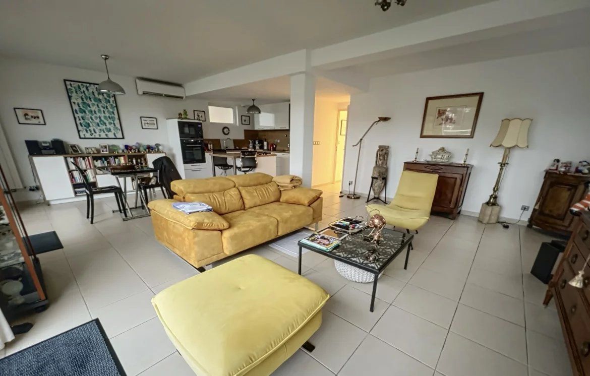 Nîmes, Route d'Uzès district, 90m2 apartment, 2 bedrooms, 30m2 terrace with view, garage, elevator, pool