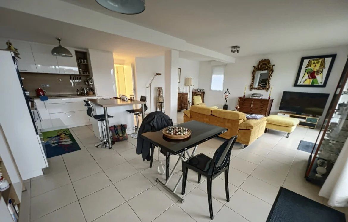 Nîmes, Route d'Uzès district, 90m2 apartment, 2 bedrooms, 30m2 terrace with view, garage, elevator, pool