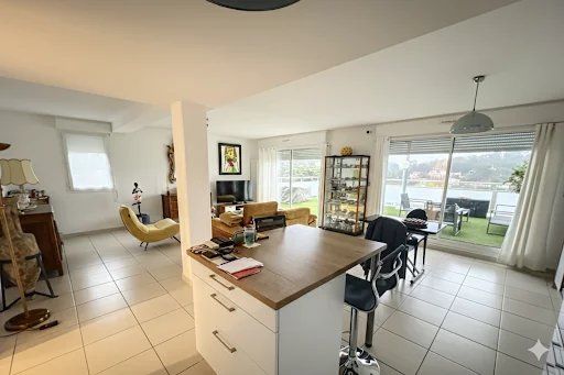 Nîmes, Route d'Uzès district, 90m2 apartment, 2 bedrooms, 30m2 terrace with view, garage, elevator, pool