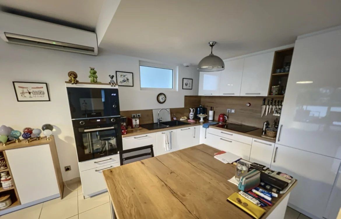 Nîmes, Route d'Uzès district, 90m2 apartment, 2 bedrooms, 30m2 terrace with view, garage, elevator, pool