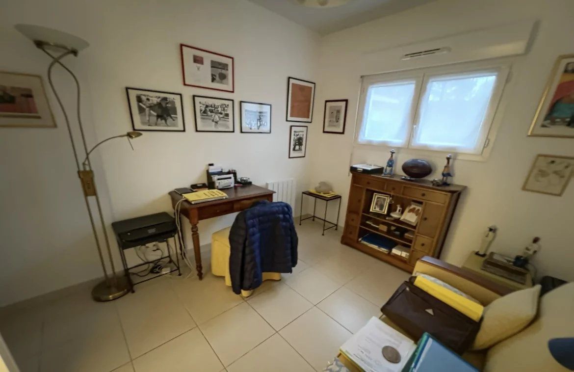 Nîmes, Route d'Uzès district, 90m2 apartment, 2 bedrooms, 30m2 terrace with view, garage, elevator, pool