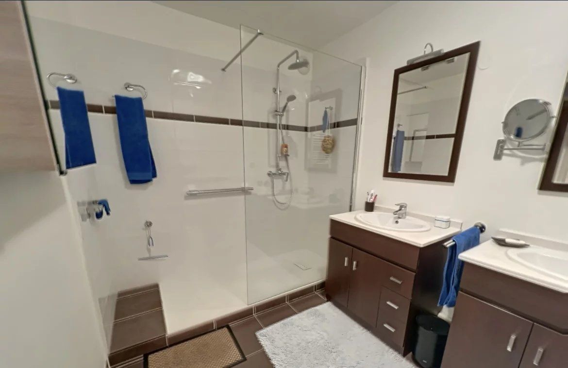 Nîmes, Route d'Uzès district, 90m2 apartment, 2 bedrooms, 30m2 terrace with view, garage, elevator, pool