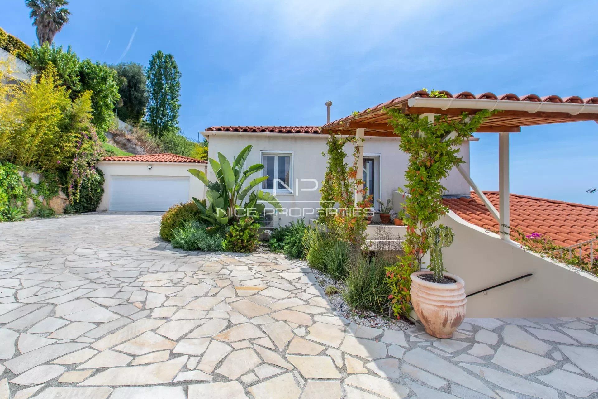 Corniche Fleurie, splendide villa moderne avec vue panoramique collines et mer