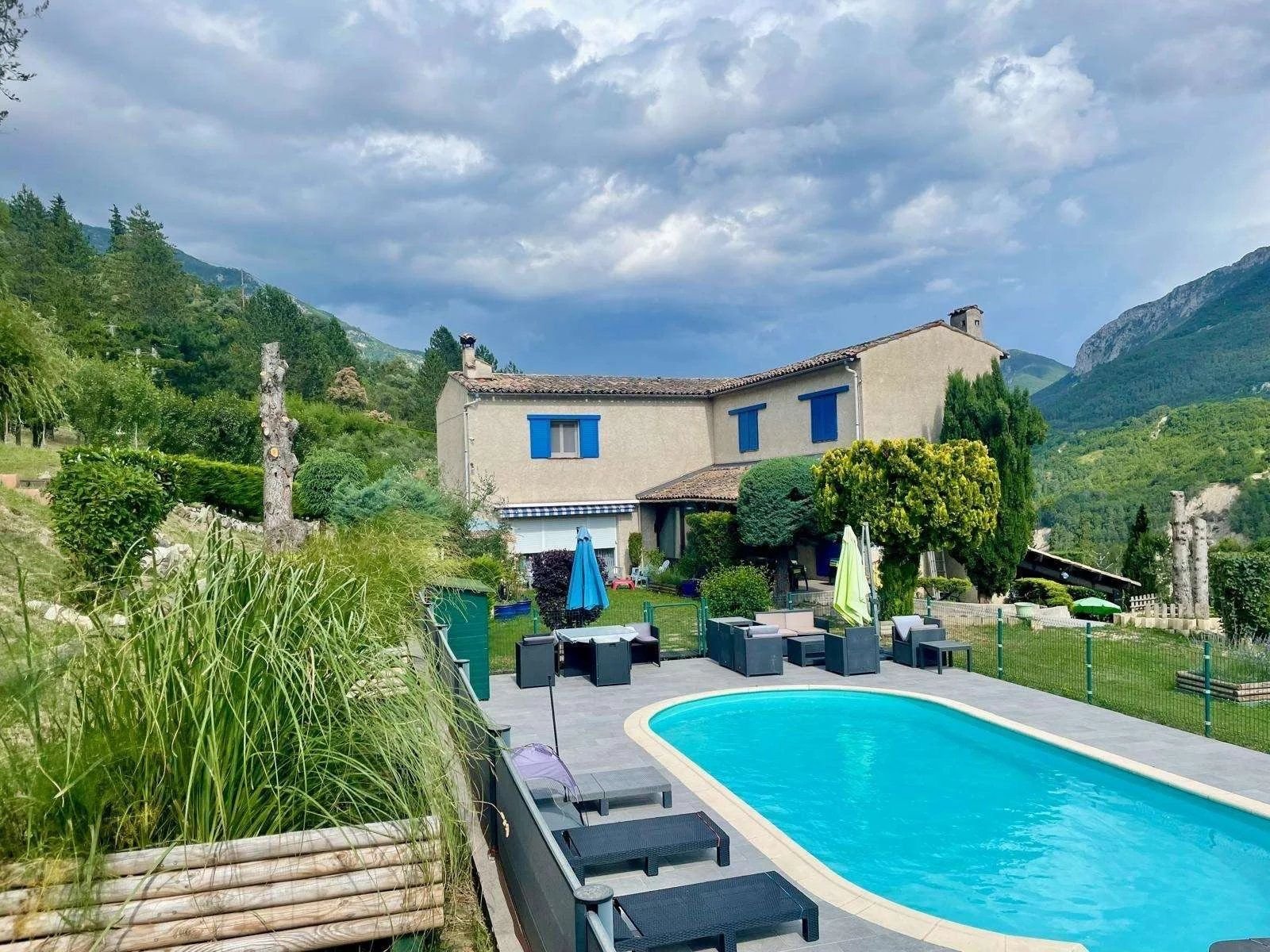 Maison 6 pièces 179 m² - Terrain 6447 m² - Piscine