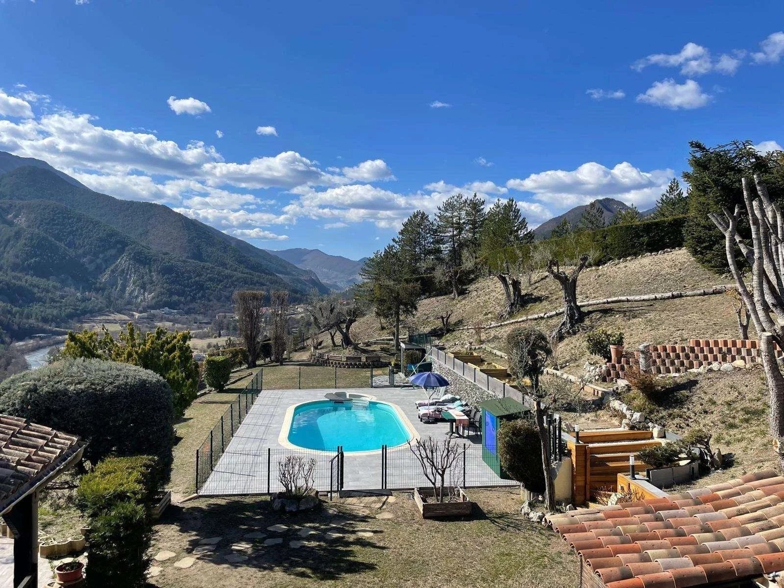 Maison 6 pièces 179 m² - Terrain 6447 m² - Piscine