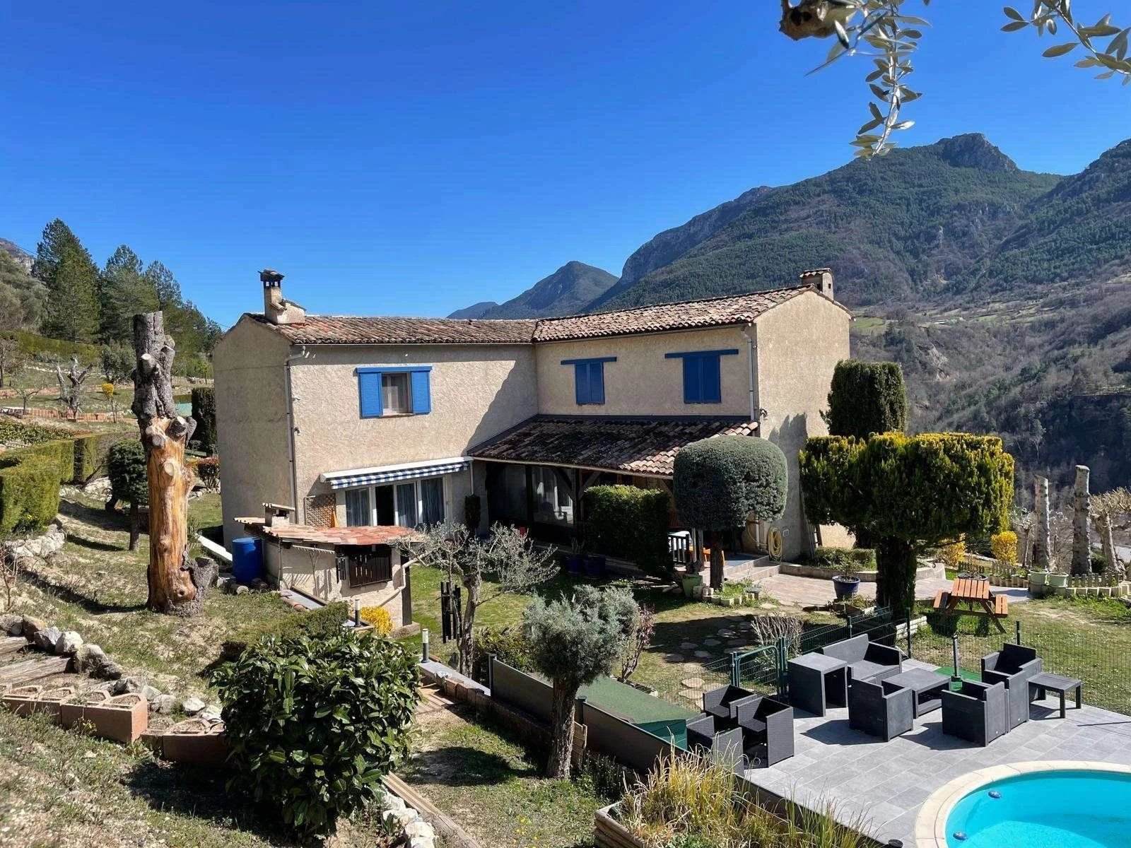 Maison 6 pièces 179 m² - Terrain 6447 m² - Piscine