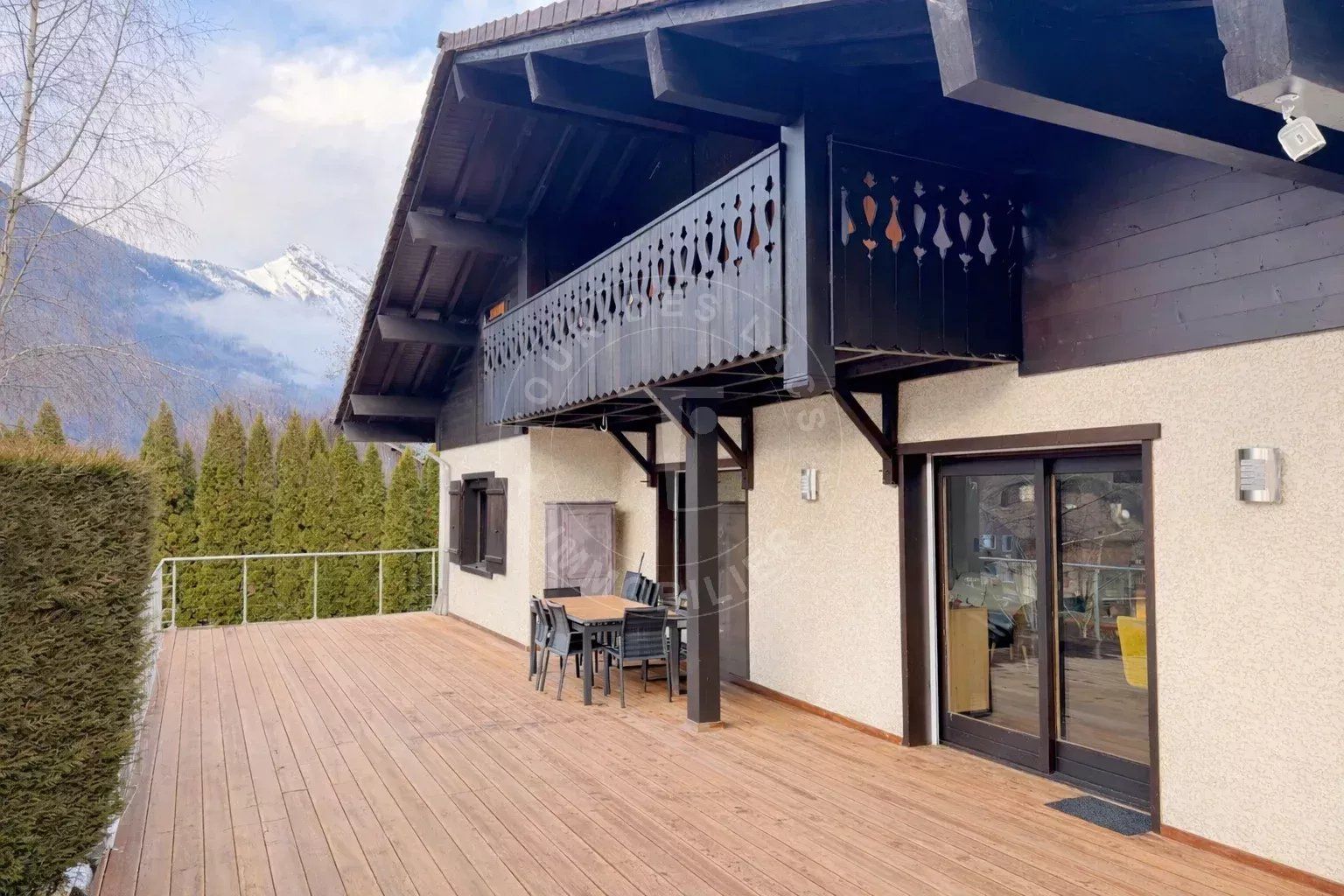 Chalet de 195 m2 habitables au calme, premières hauteurs de Thônes