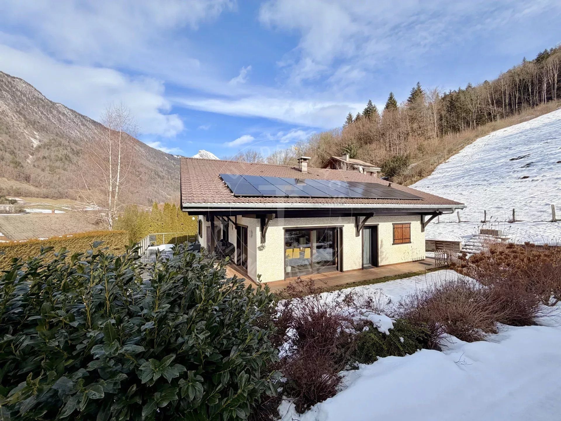 Chalet de 195 m2 habitables au calme, premières hauteurs de Thônes