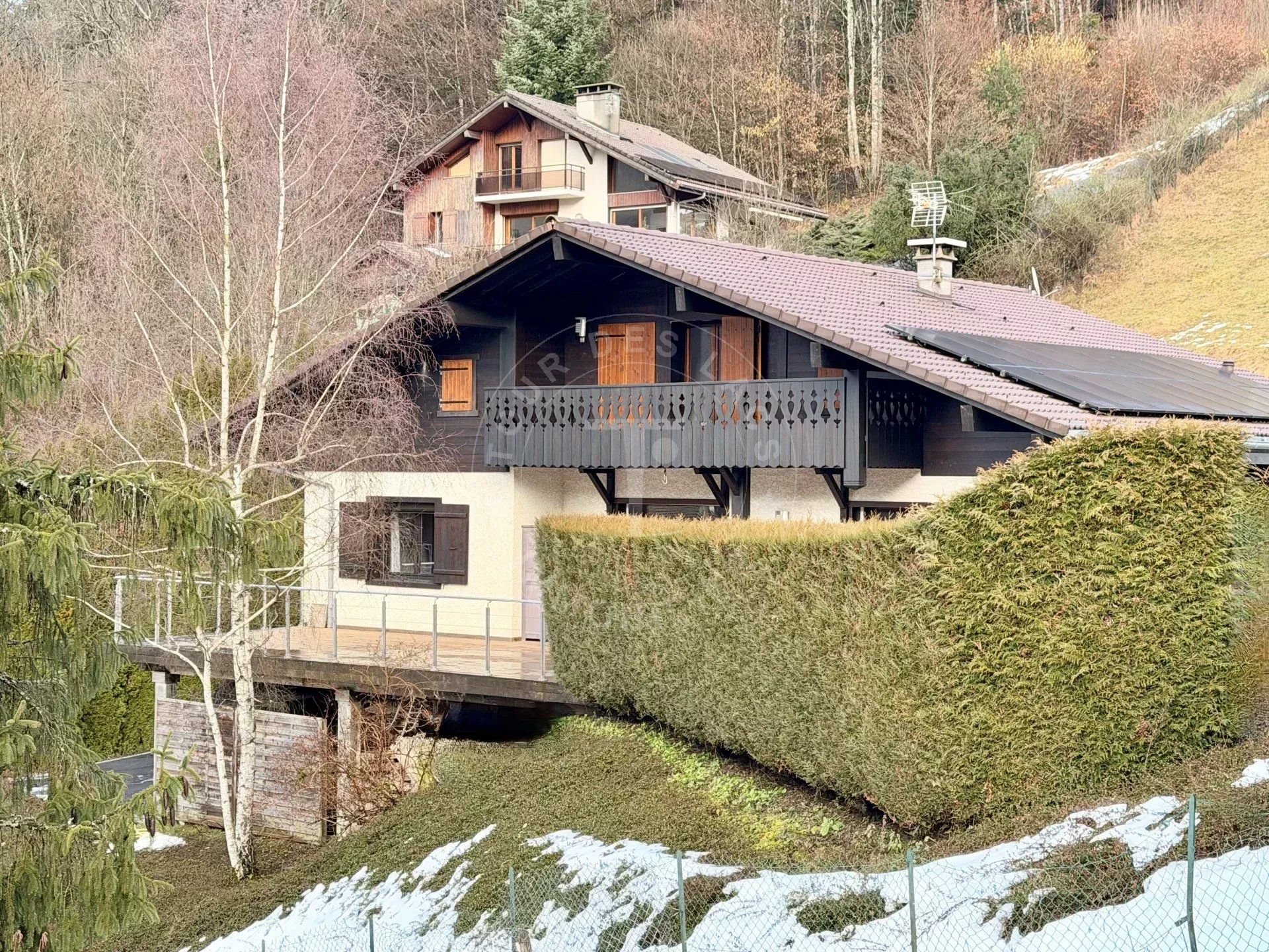 Chalet de 195 m2 habitables au calme, premières hauteurs de Thônes
