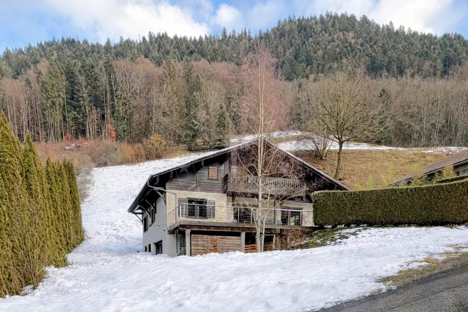 Chalet de 195 m2 habitables au calme, premières hauteurs de Thônes