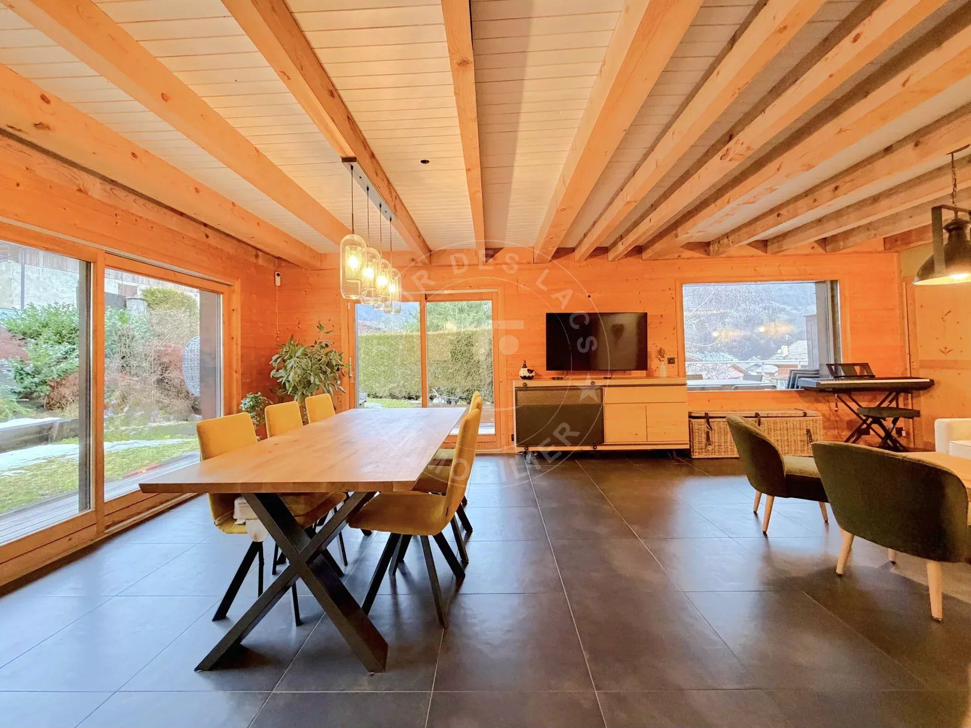 Chalet de 195 m2 habitables au calme, premières hauteurs de Thônes