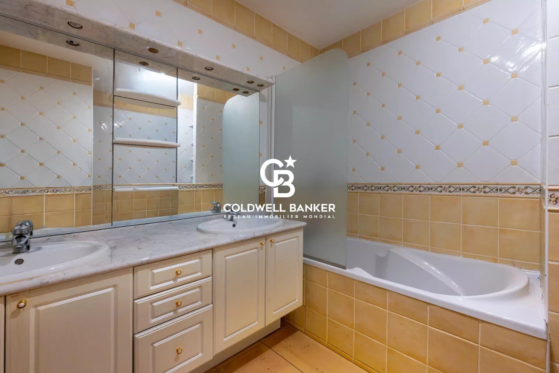 AU COEUR DE LA VILLE D'HIVER - Villa familiale d'environ 240 m²