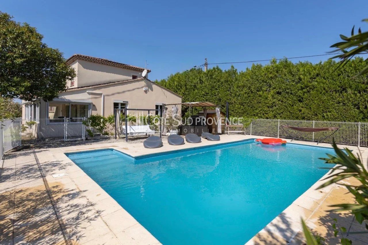 VILLA AVEC PISCINE ET STUDIO PERNES LES FONATINES
