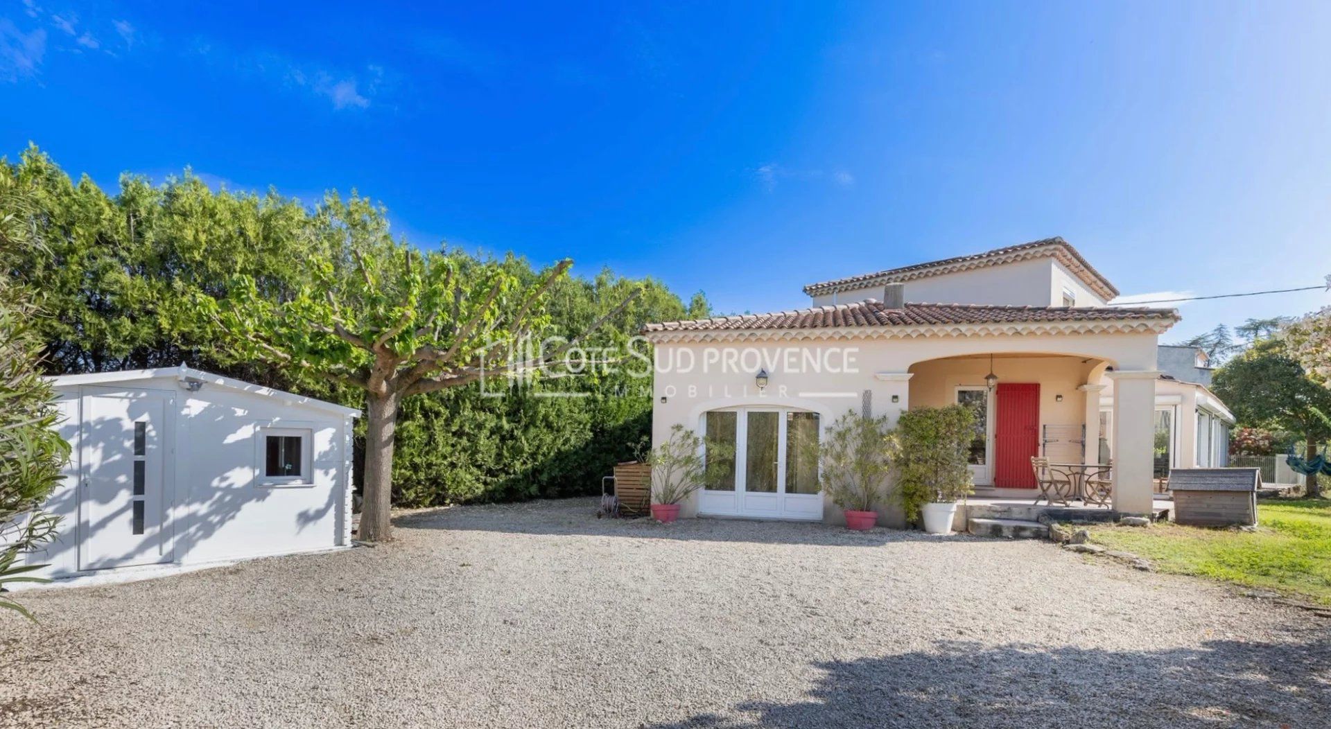 VILLA AVEC PISCINE ET STUDIO PERNES LES FONATINES