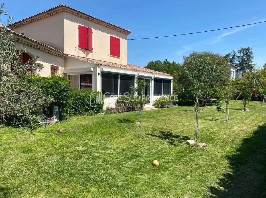 VILLA AVEC PISCINE ET STUDIO PERNES LES FONATINES