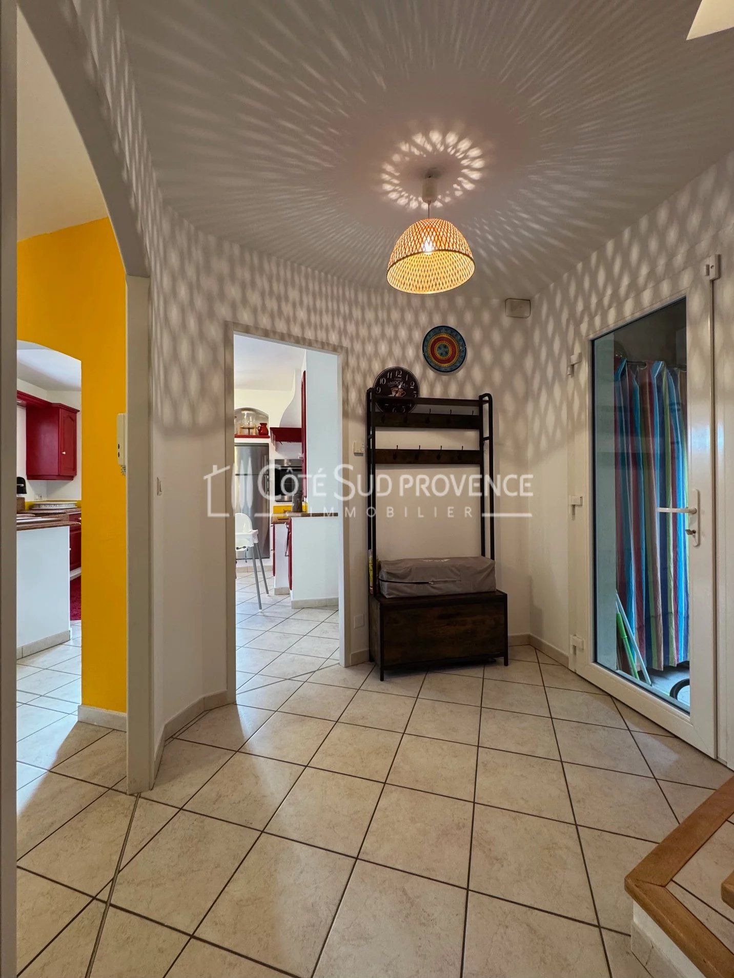 VILLA AVEC PISCINE ET STUDIO PERNES LES FONATINES
