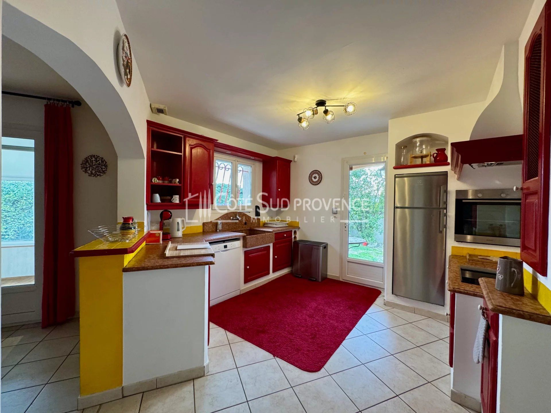 VILLA AVEC PISCINE ET STUDIO PERNES LES FONATINES