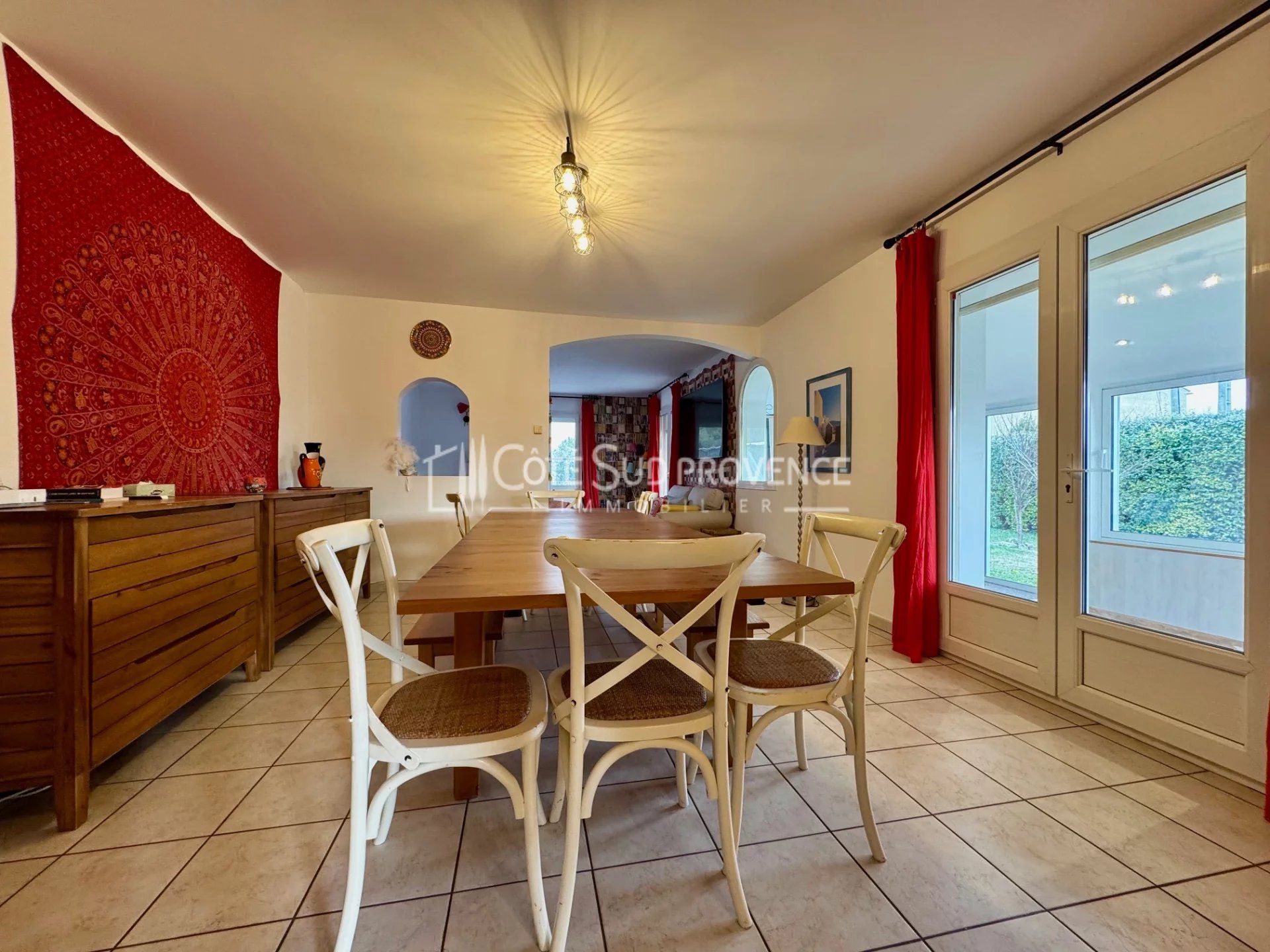 VILLA AVEC PISCINE ET STUDIO PERNES LES FONATINES