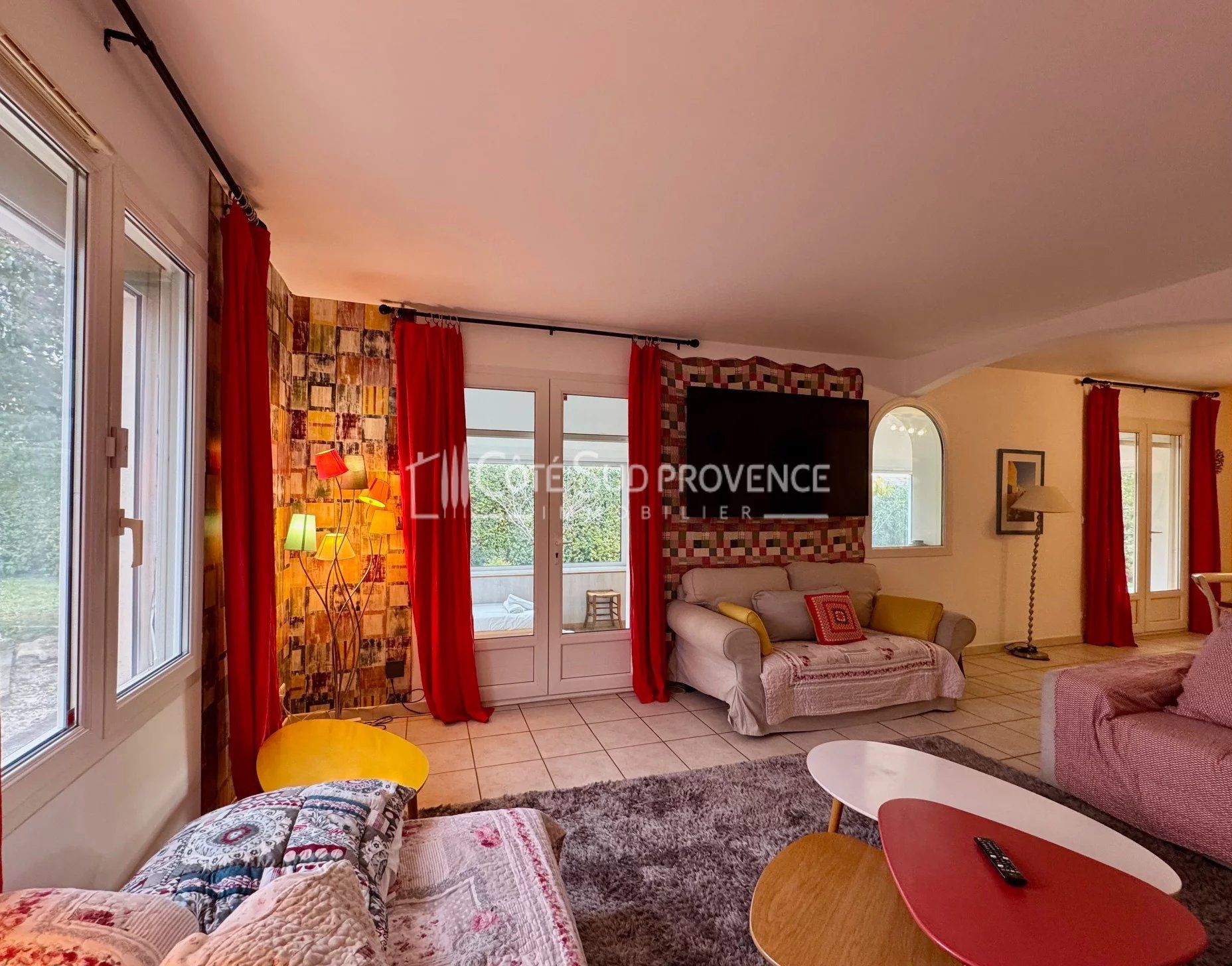 VILLA AVEC PISCINE ET STUDIO PERNES LES FONATINES