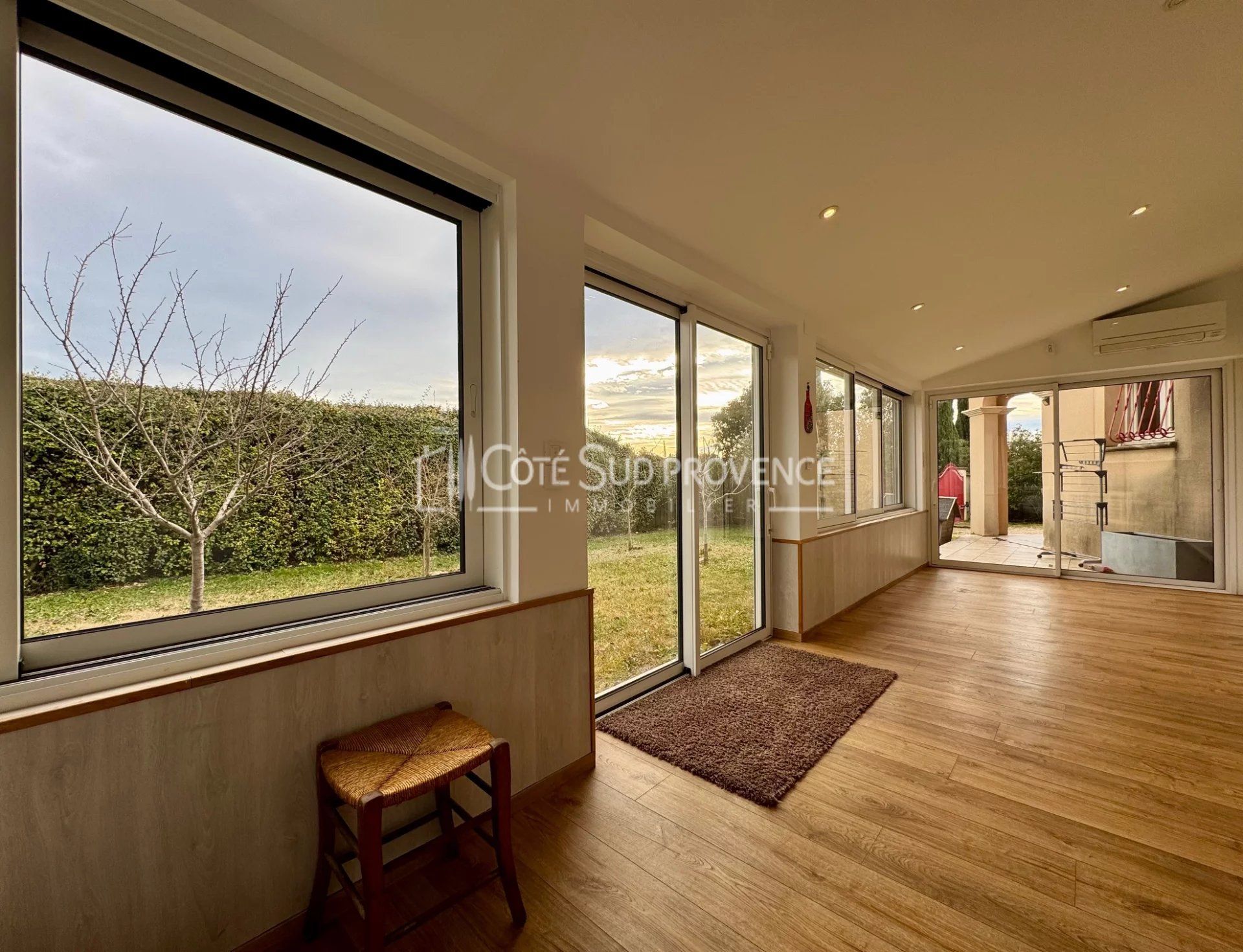 VILLA AVEC PISCINE ET STUDIO PERNES LES FONATINES