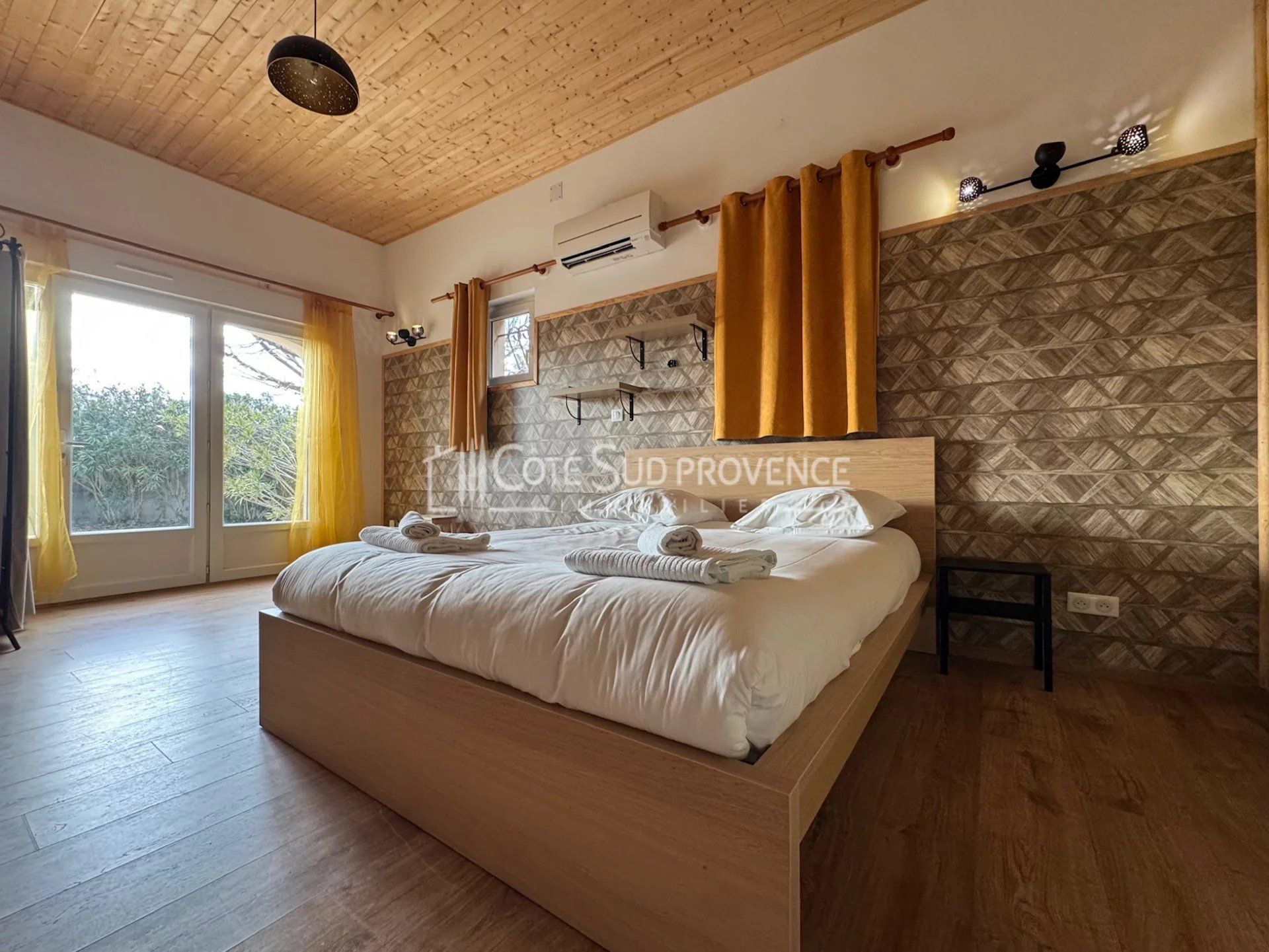 VILLA AVEC PISCINE ET STUDIO PERNES LES FONATINES