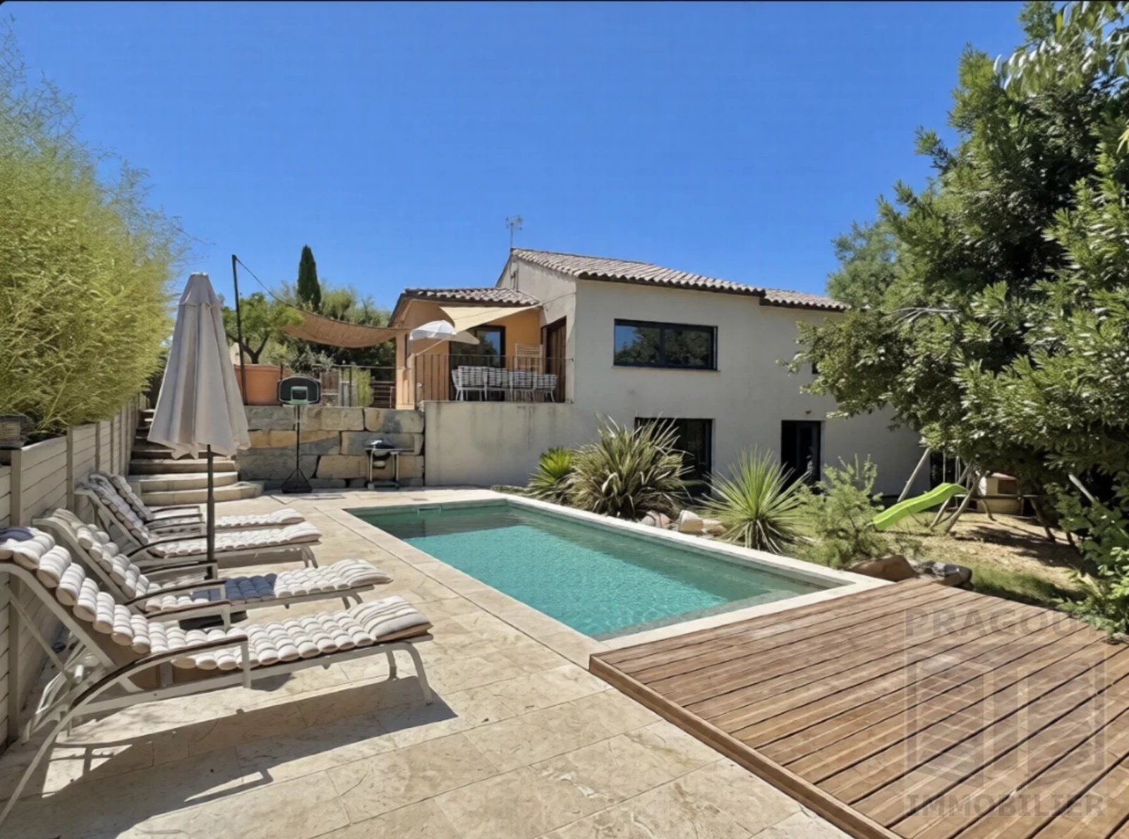 Blauzac, contemporary single-storey villa, 150m2, 3 bedrooms + mezzanine, swimming pool, convertible basement 150m2