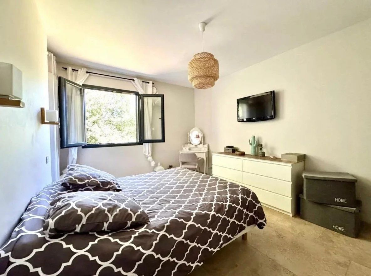Blauzac, contemporary single-storey villa, 150m2, 3 bedrooms + mezzanine, swimming pool, convertible basement 150m2