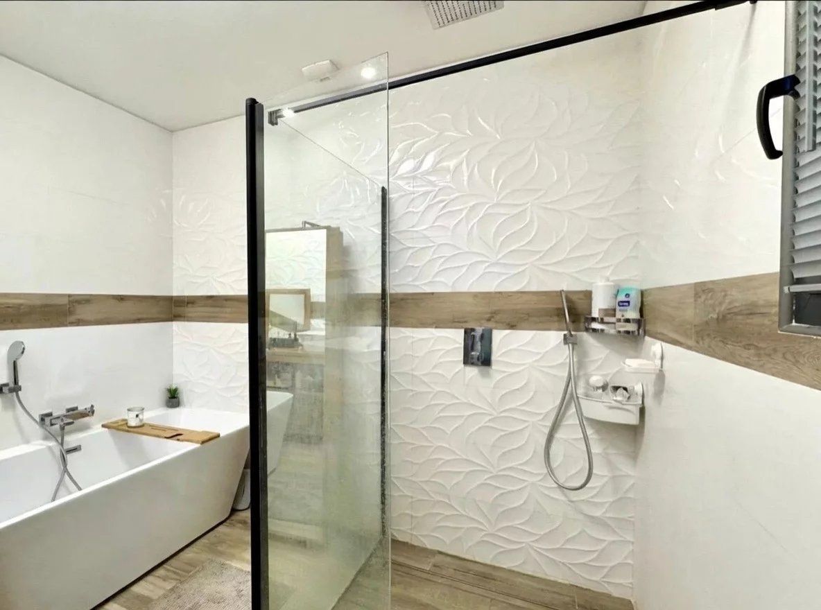 Blauzac, contemporary single-storey villa, 150m2, 3 bedrooms + mezzanine, swimming pool, convertible basement 150m2